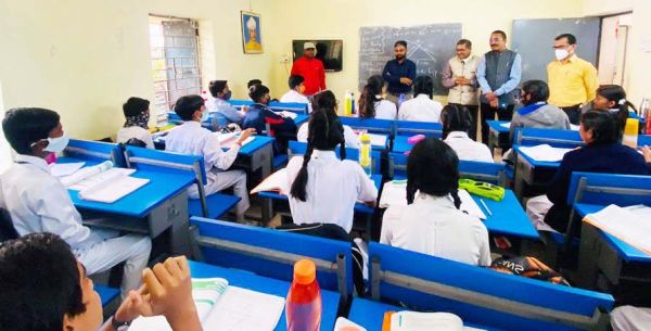 कलेक्टर ने बच्चों को दिए सफलता के टिप्स