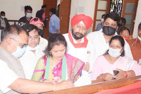कांग्रेस से चंद्रकला, भाजपा से सरिता ने पर्चा भरा