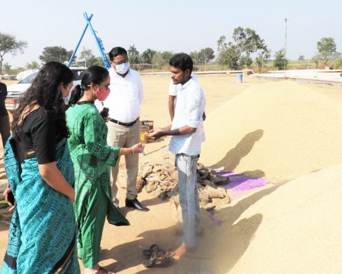 प्रमुख सचिव ने किया धान खरीदी केन्द्रों का निरीक्षण, किसानों से चर्चा