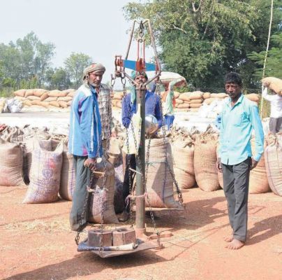 धान खरीदी केन्द्रों में पहुंच रहे किसान