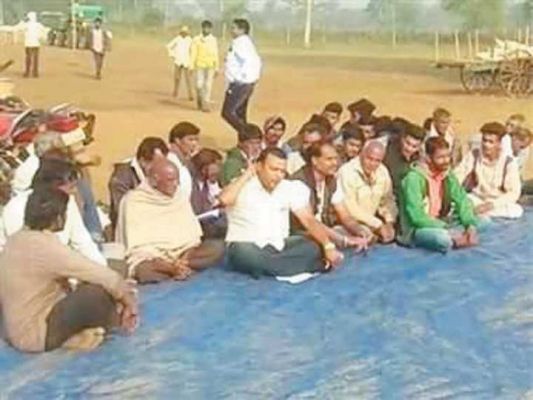 बारदाने की कमी को लेकर किसानों ने खरीदी केंद्र में किया हंगामा