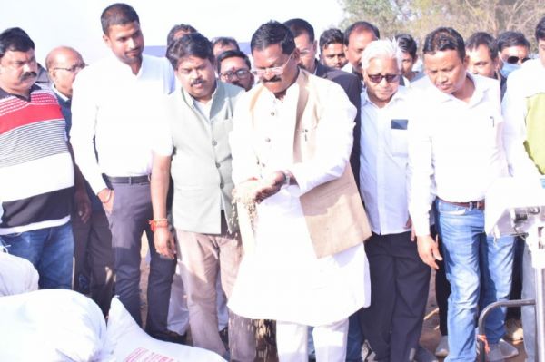 खाद्य मंत्री ने खड़धोवा धान खरीदी केंद्र का किया निरीक्षण