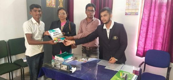 पूर्व छात्रों से पुस्तकें ले दिया जरूरतमंद को