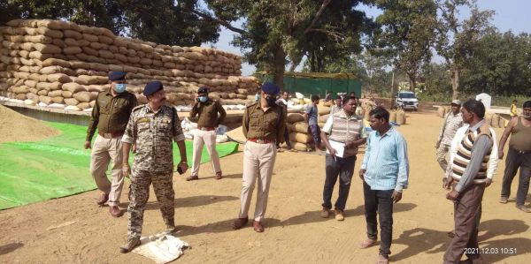 डीआईजी-एसपी ने किया धान खरीदी केंद्रों का निरीक्षण