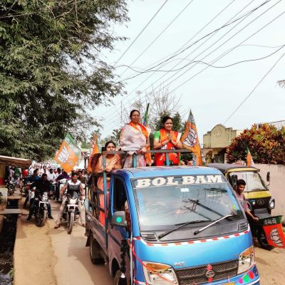 बाजे-गाजे संग समर्थकों के बीच भाजपा प्रत्याशी ने भरा नामांकन