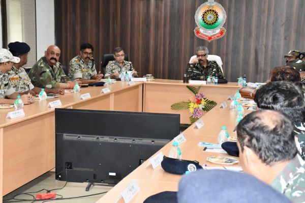 डीजीपी ने की बस्तर के नक्सल विरोधी अभियानों की समीक्षा