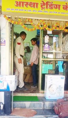 जय गुरुदेव ट्रेडर्स व आस्था ट्रेडिंग में पुलिस की दबिश