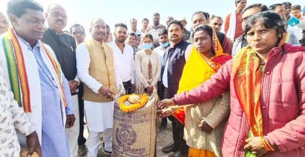 रजौली व कटगोड़ी में धान खरीदी केंद्र का विधायक ने किया उद्घाटन