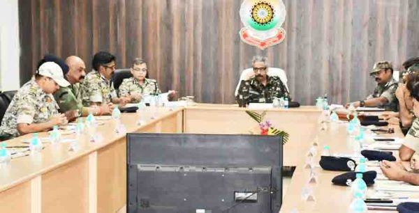 डीजीपी ने की बस्तर के नक्सल विरोधी अभियानों की समीक्षा
