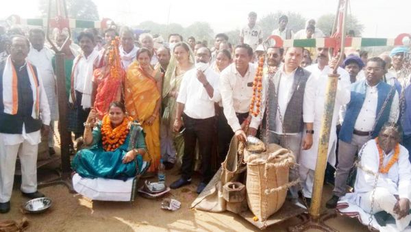 विधायक को तौलकर किसानों ने किया नए धान खरीदी केंद्र का शुभारंभ