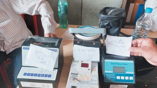  अलग-अलग मशीनों में अलग-अलग नमी, बिरकोनी धान खरीदी केन्द्र में किसानों का हंगामा