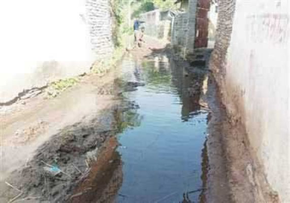 नाली नहीं, सडक़ पर बह रहा गंदा पानी