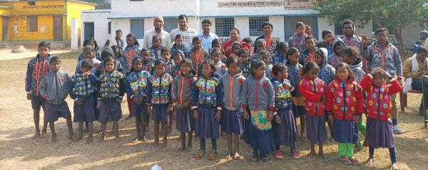 शिक्षकों ने स्कूल में किया स्वेटर वितरण