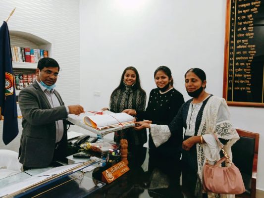 नशे के खिलाफ मुहिम 'निज़ात' पर बनाई  पेंटिग को कलाकार ने किया एसपी को भेंट
