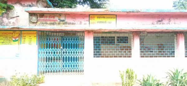 स्कूल के बजाय सामुदायिक भवन में चल रही कक्षाएं