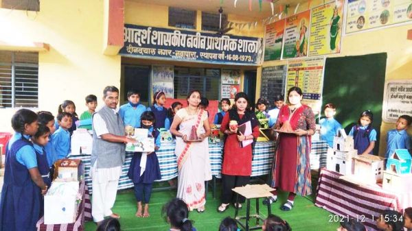 बच्चों ने बनाए कबाड़ से जुगाड़ मॉडल