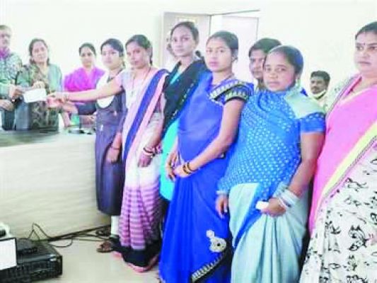 महिला स्व सहायता समूह को चेक के माध्यम से राशि का वितरण