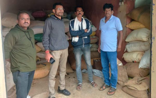 करीतगांव में 700 कट्टा और उडिय़ापाल में 100 कट्टा धान जब्त