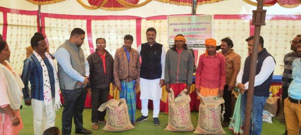संसदीय सचिव ने किसानों को बांटे बीज