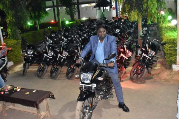 एसपी ने किया थाना-कैम्पों को बाइक वितरण का उद्घाटन