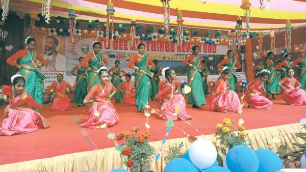 सेंट जेवियर्स स्कूल में मना संत जेवियर त्योहार, बच्चों की रंगारंग प्रस्तुति