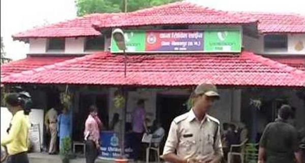 जेसीबी चलाकर बाउंड्रीवाल गिराई, डॉक्टरों से गाली-गलौच, जान से मारने की धमकी