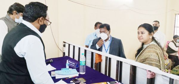 प्रेक्षकों ने किया निरीक्षण