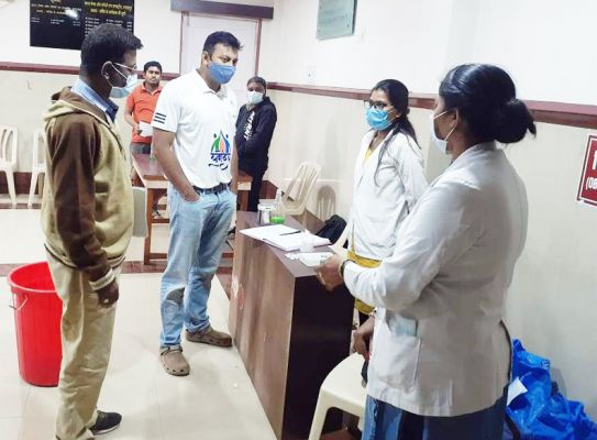 कलेक्टर ने किया टीकाकरण केंद्र का निरीक्षण