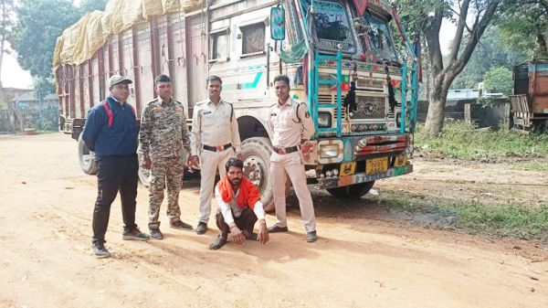 ट्रक में लोड 14 टन कबाड़ जब्त, आरोपी बंदी