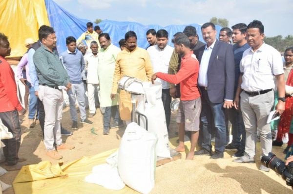 खाद्य मंत्री ने किया बिलासपुर-महेशपुर धान खरीदी केंद्र का निरीक्षण