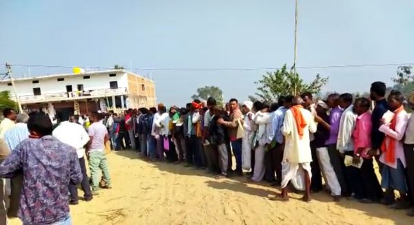 धान खरीदी केंद्र में टोकन लेने भीड़, बैरिकेडिंग तोडक़र अंदर घुसे