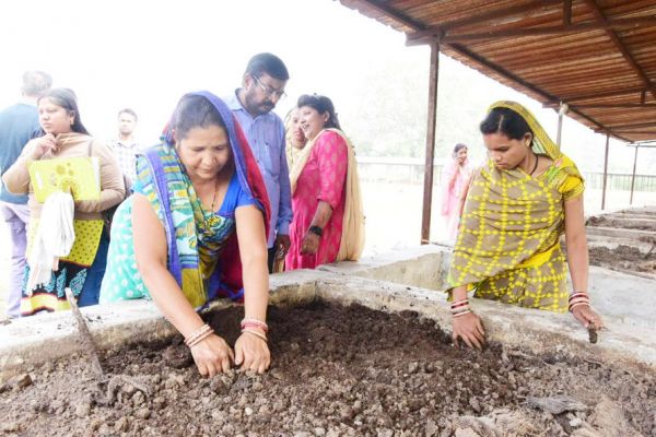 केंचुए बेचकर समूह ने कमाये ढाई लाख 
