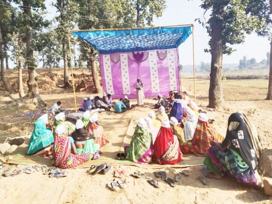 तीन दिनों से अवैध रेत खुदाई बंद करने आंदोलन जारी