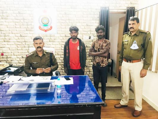 लिफ्ट लेकर ट्रक ड्राइवर से मारपीट-लूट, नाकेबंदी में पकड़ाए दोनों आरोपी