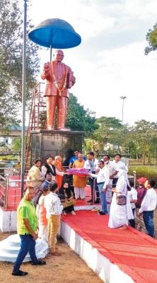 महापरिनिर्वाण दिवस पर जरूरतमंदों को बांटी सामग्री