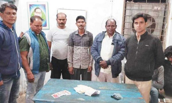 जुआरियों पर पुलिस की दबिश 4 जुआ खेलते पकड़ाए