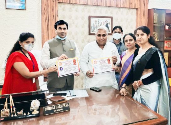 कोरोनाकाल में उत्कृष्ट सेवा कार्य, परमेदु वैलफेयर सोसायटी ने किया विधायक-महापौर का सम्मान