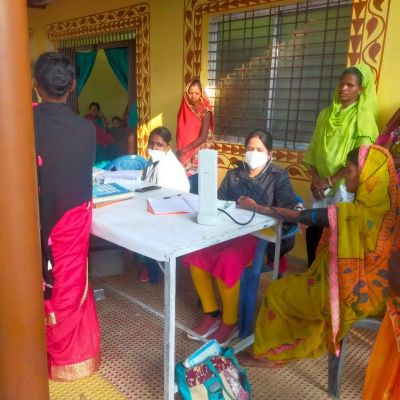 दूरस्थ वनांचल बांसाझाल में लगा हाट-बाजार क्लीनिक