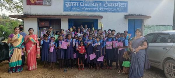 बालिकाओं को कर रहे स्वच्छता और स्वास्थ्य के प्रति जागरूक