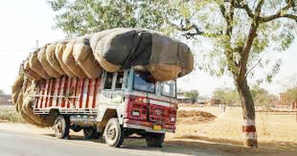 अर्जुनी से मोपका मार्ग पर भारी वाहनों से हो रहे हादसे