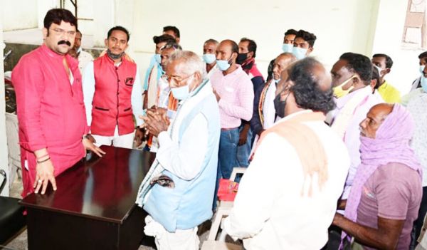 आबादी पट्टा की मांग को ले ग्रामीण मिले विधायक से
