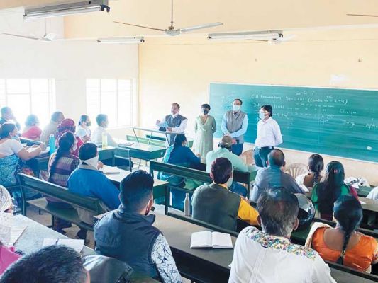   पीठासीन और मतदान अधिकारियों को प्रशिक्षण, गैरहाजिर कर्मियों को नोटिस