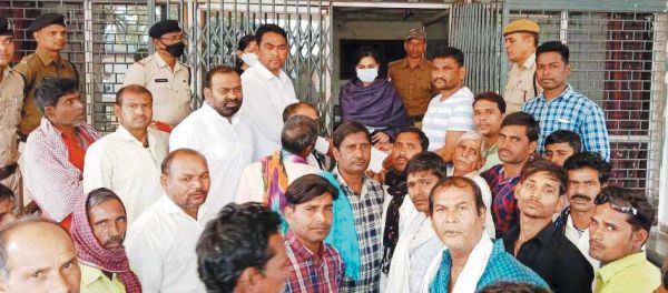  रोजगार सहायक को बर्खास्त करने की मांग, कलेक्टेरेट पहुंचे ग्रामीण