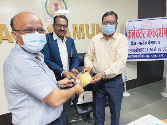 फोल्डेबल माइक्रोस्कोप जिला शिक्षा अधिकारी को सौंपा