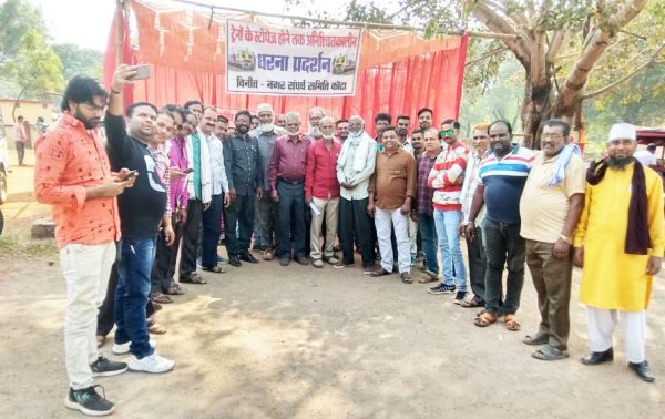 ट्रेनों के ठहराव को ले बेमुद्दत धरना-प्रदर्शन जारी