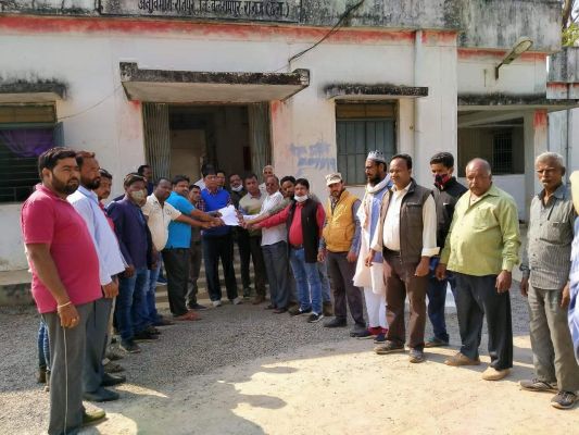सडक़ की मांग को लेकर कलेक्टर को ज्ञापन
