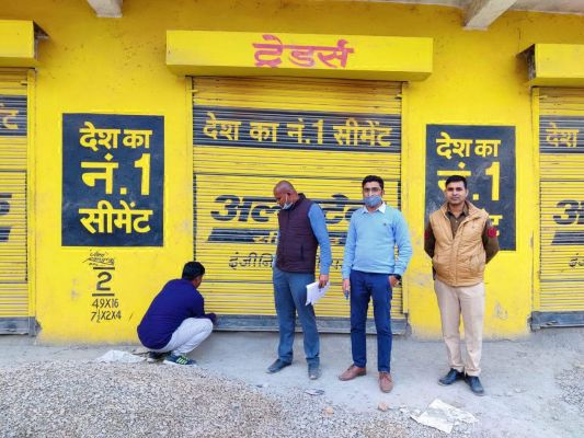 मिलावटी सीमेंट बेचने की शिकायत पर छापा, दुकान सील