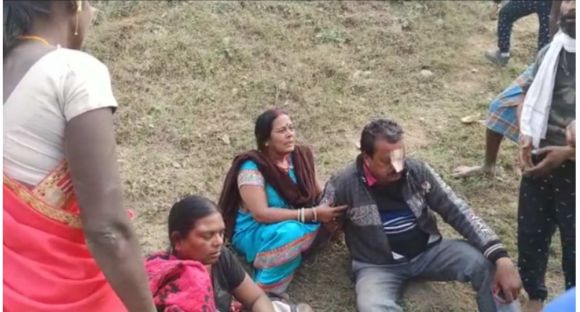 तेज रफ्तार कार खाई में, दो गंभीर