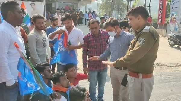 बार खुलने के एक साल बाद विरोध पर उतरी एनएसयूआई