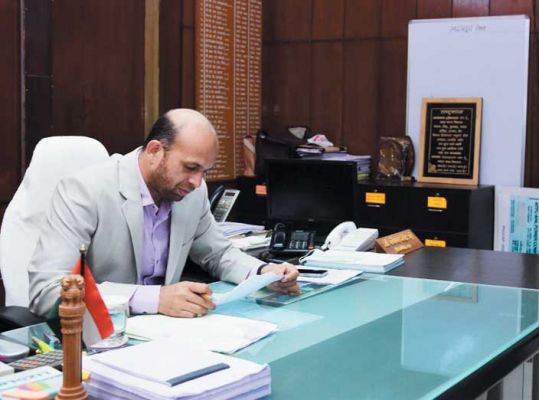 छात्र समूह बीमा योजना व कोरोना अनुग्रह राशि के लिए कलेक्ट्रेट पहुंची माता